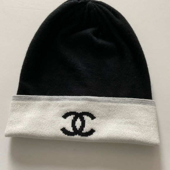 CHANEL Monochrome Knit Beanie - Picture 1 of 4